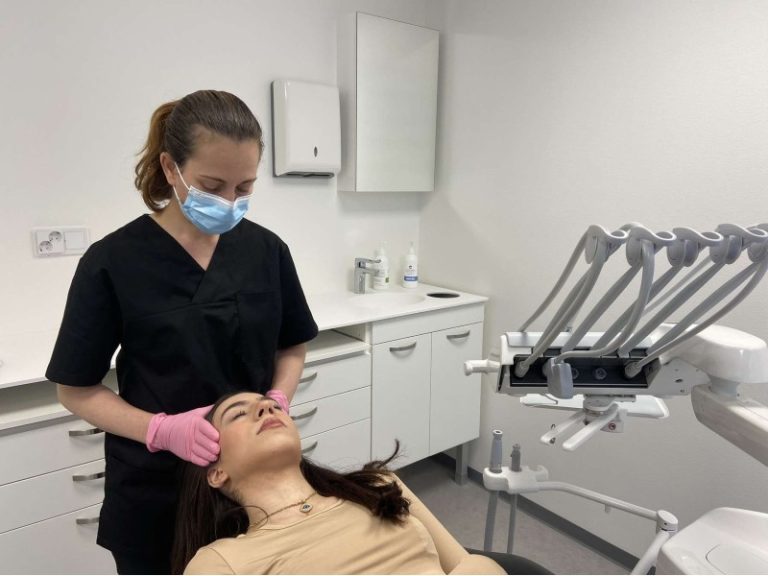 Nainen, purentavaivat, hammaslääkäri