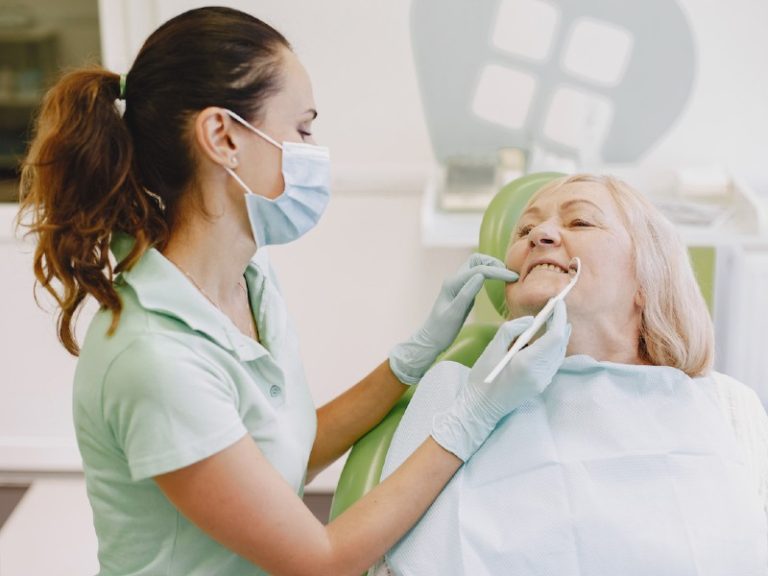 Ikääntyvät hampaat, hammaslääkäri, nainen